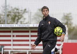 El gallego David de Dios, técnico auxiliar del Sporting, en un momento del entrenamiento de ayer en el campo número 1.
