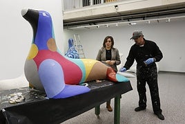 La edil Yolanda Alonso junto al artista Martín Fores.