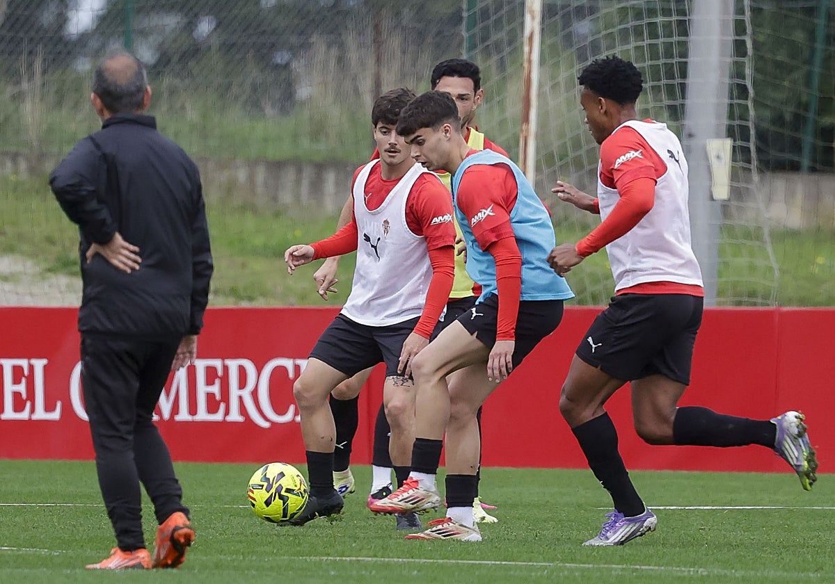 Manu Rodríguez, durante el entrenamiento de hoy con el Sporting en Mareo.