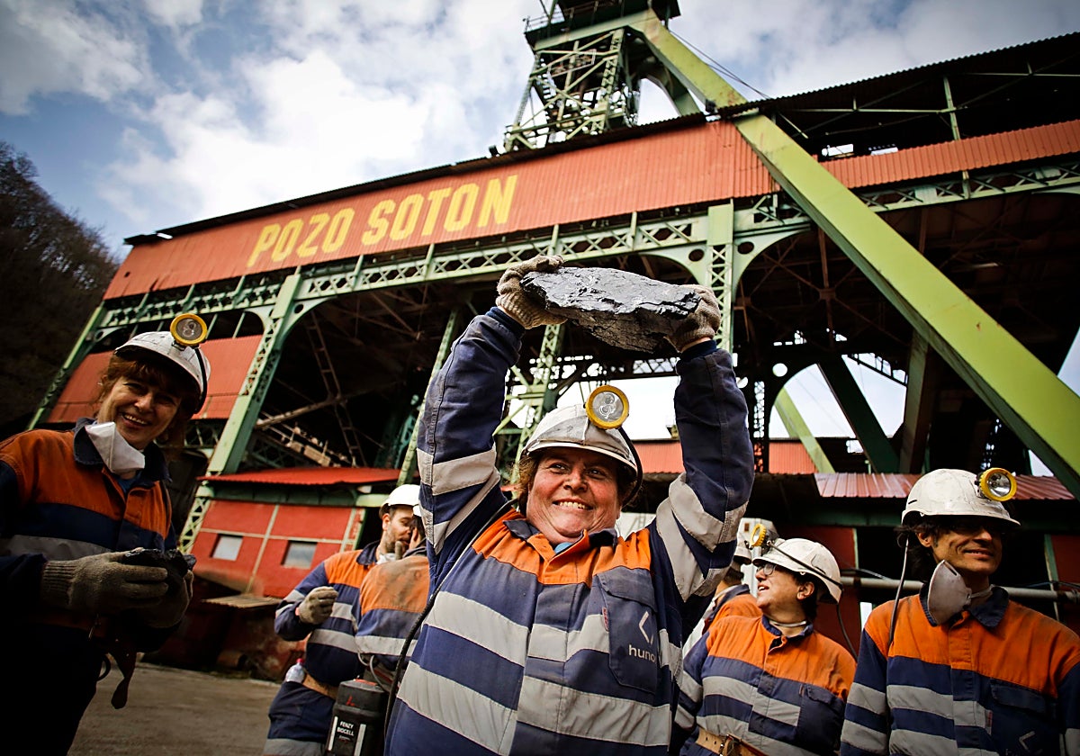 Visita de guías turísticos para conocer el pozo Sotón