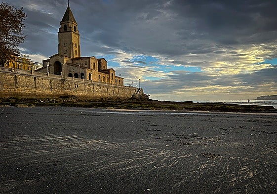 La playa de San Lorenzo amaneció este martes de nuevo tiznada de mineral en las inmediaciones de la iglesia de San Pedro.