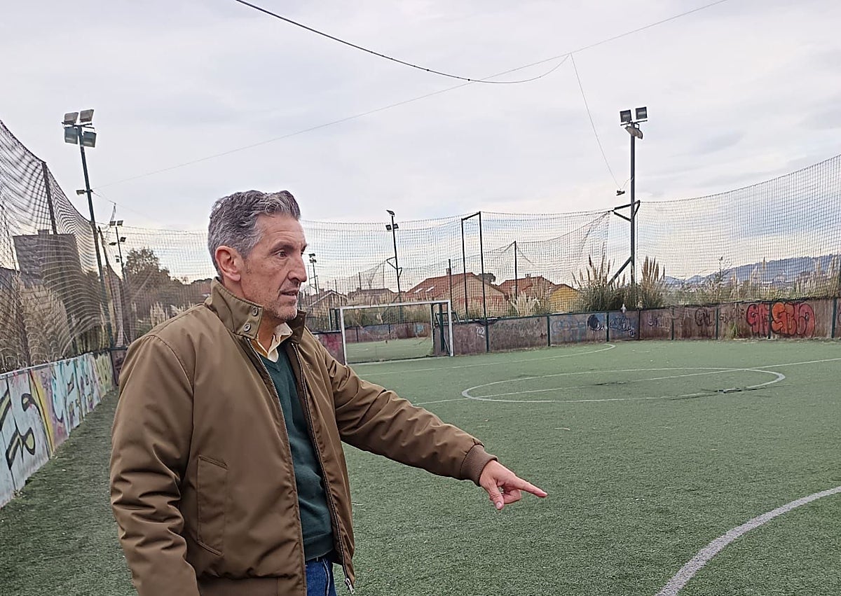 Imagen secundaria 1 - El concejal de Deportes, Jorge Pañeda, visitó el Soccer World para ver la evolución de los trabajos de limpieza.