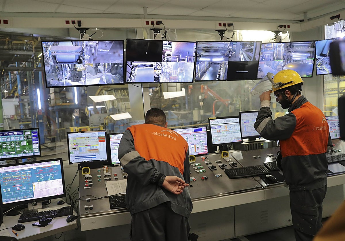 Trabajadores de Arcelor, en la planta de Avilés.