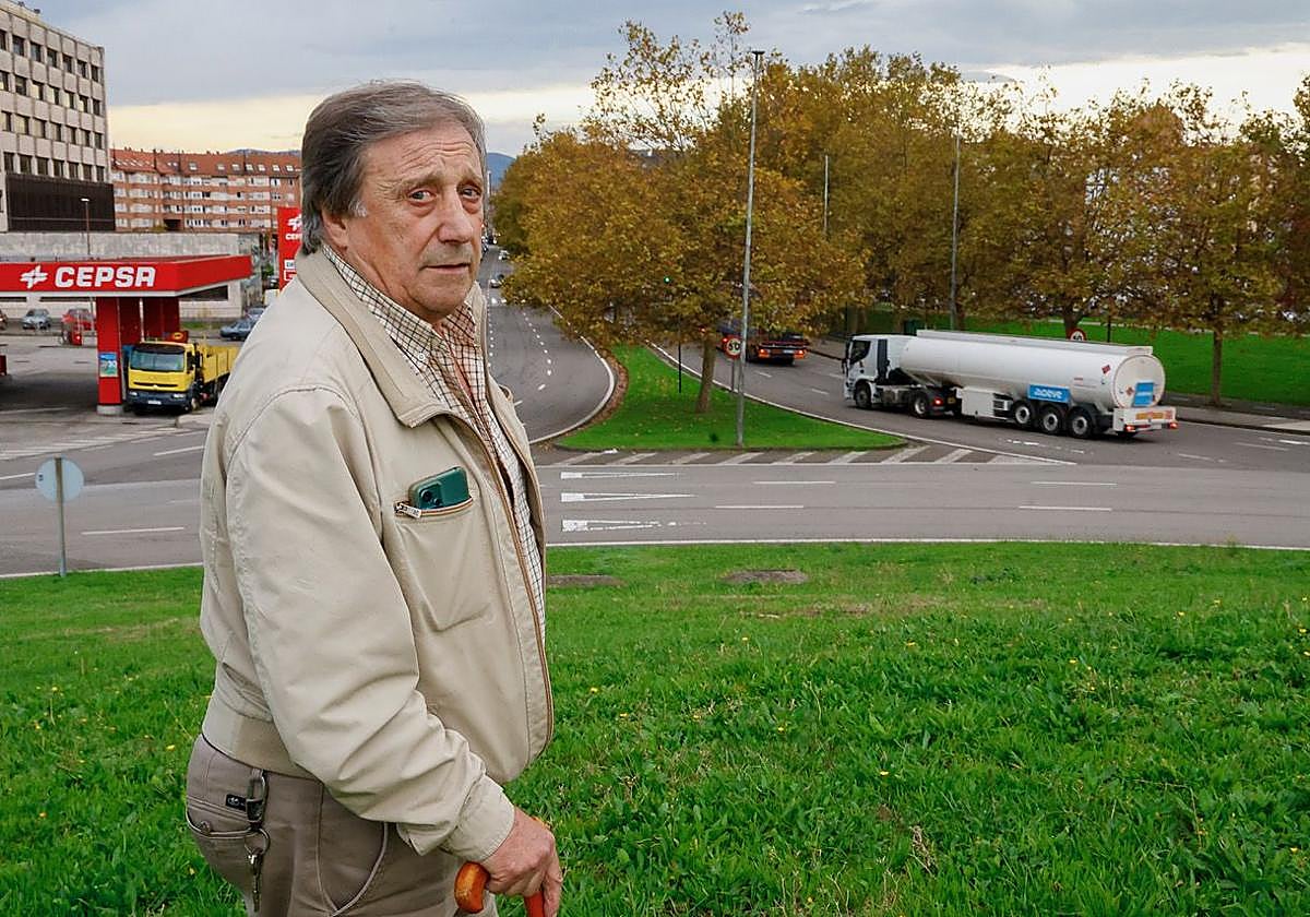 José Ramón Fernández Puerta, presidente de la asociación de vecinos Santa Cruz de Jove, en la rotonda de acceso a El Musel.