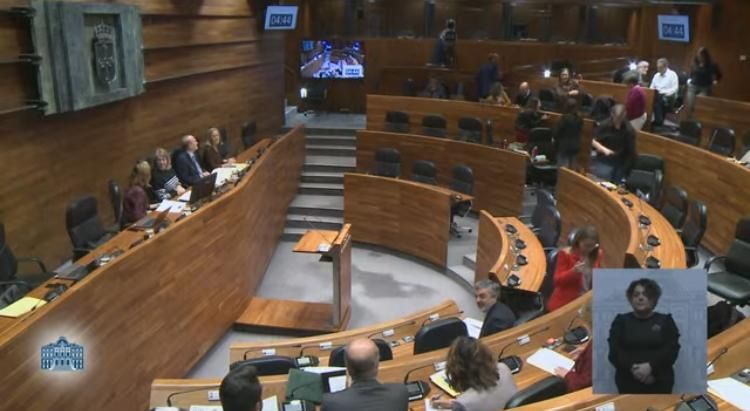 Momento en el que el agua comenzó a caer en el hemiciclo, para sorpresa de los diputados.