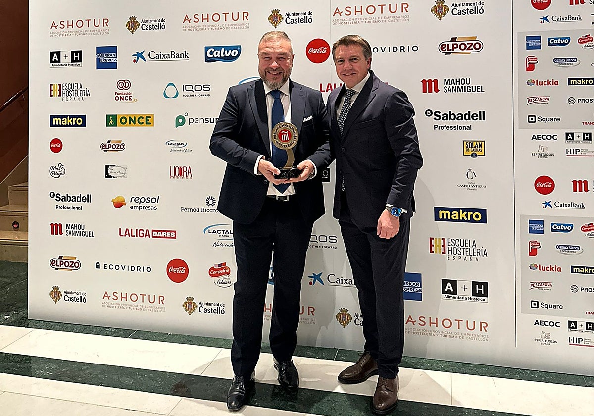 Pedro Caramés, con el galardón, junto a José Luis Álvarez Almeida.