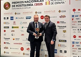 Pedro Caramés, con el galardón, junto a José Luis Álvarez Almeida.
