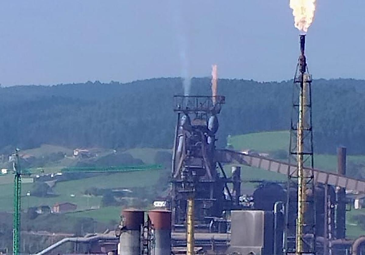 El horno alto 'B', con llamas en su parte superior por la quema de dos toberas registrada hace varias semanas.