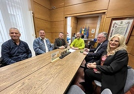 Xuacu Areces, Valentín Fuente y Miguel Ánxel Montenegro, de la asociación, con el alcalde de Siero, Ángel García; el secretario municipal, Felipe Fanjul, y la edil de Cultura, Aurora Cienfuegos.