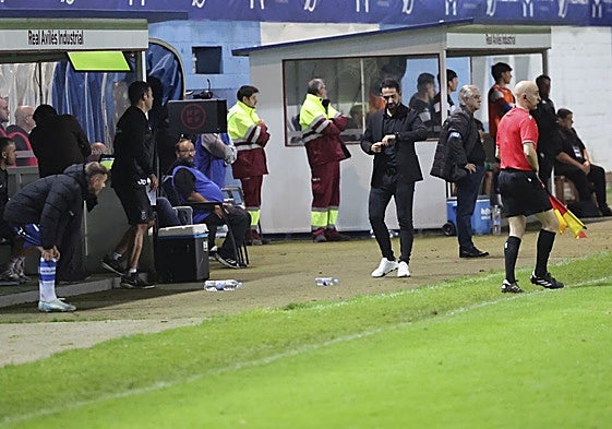 Dani Vidal consulta su reloj en el tramo final del partido del Real Avilés ante el Arenteiro el pasado domingo en el Suárez Puerta.