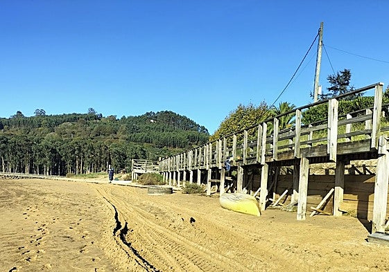 Pasarela de madera que va a ser cambiada.