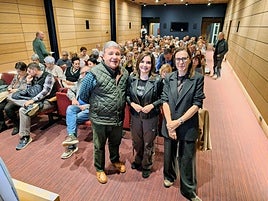 El historiador Román Antonio Álvarez, la edil Yolanda Alonso y la arquitecta municipal Andrea del Cueto.