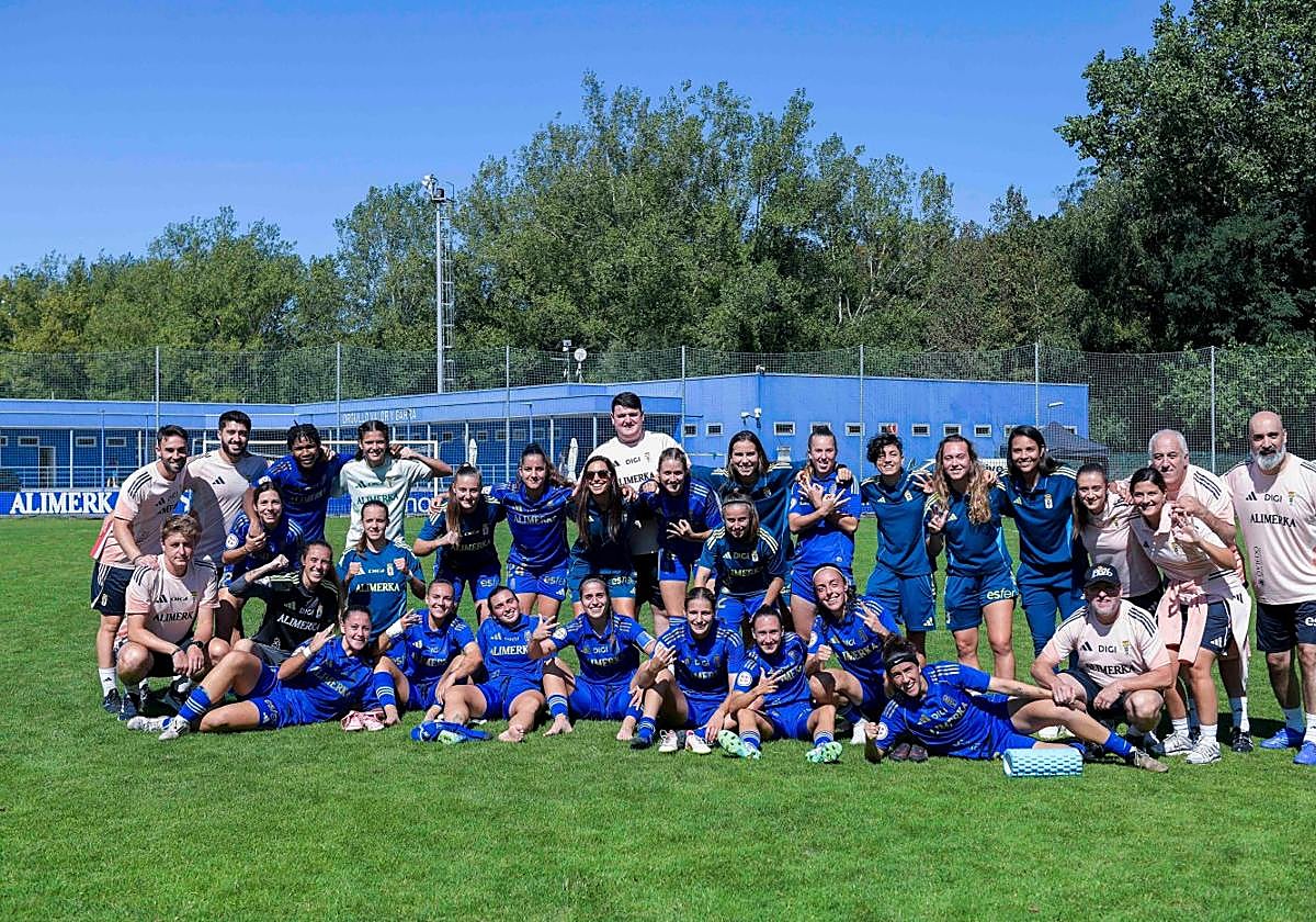 Jugadoras y cuerpo técnico del Real Oviedo posan en la víspera del encuentro copero de esta noche.