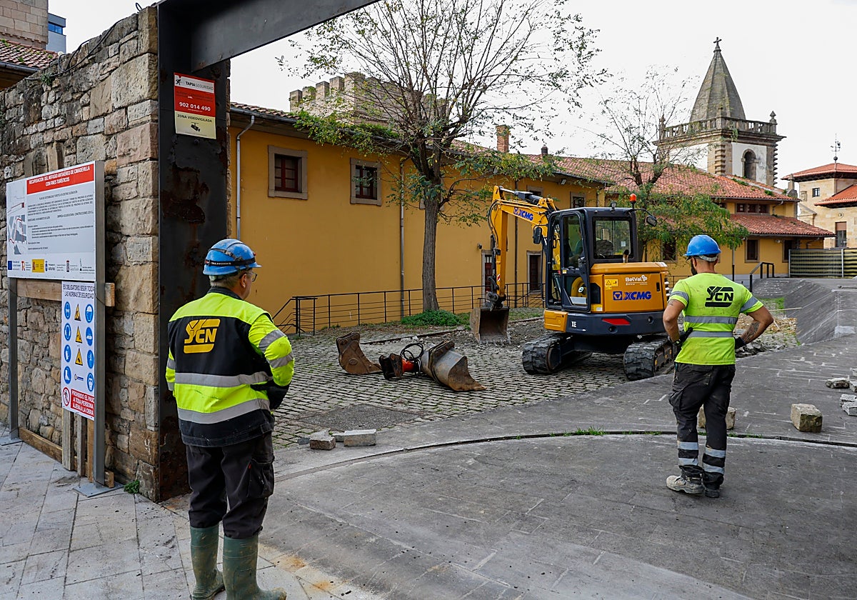 Excavadora y operarios en el patio del Revillagigedo.