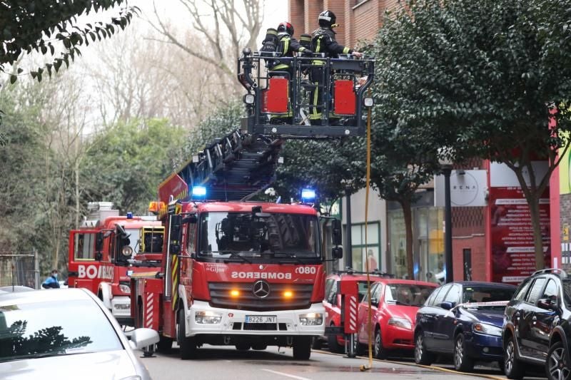 Foto de archivo de los bomberos interviniendo con un camión escalera en el barrio de La Arena.