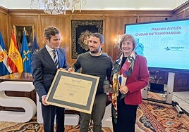 El presidente del Real Avilés, Diego Baeza, recibió el premio 'Avilés Ciudad de Vanguardia' de manos del director regional de la SER en Asturias, Pablo González-Palacios, y la alcaldesa de Avilés, Mariví Monteserín.