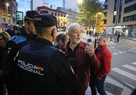 Manuel Cañete, este miércoles, con agentes de policía en la concentración de Gijón. A su derecha, el concejal socialista Jacobo López.