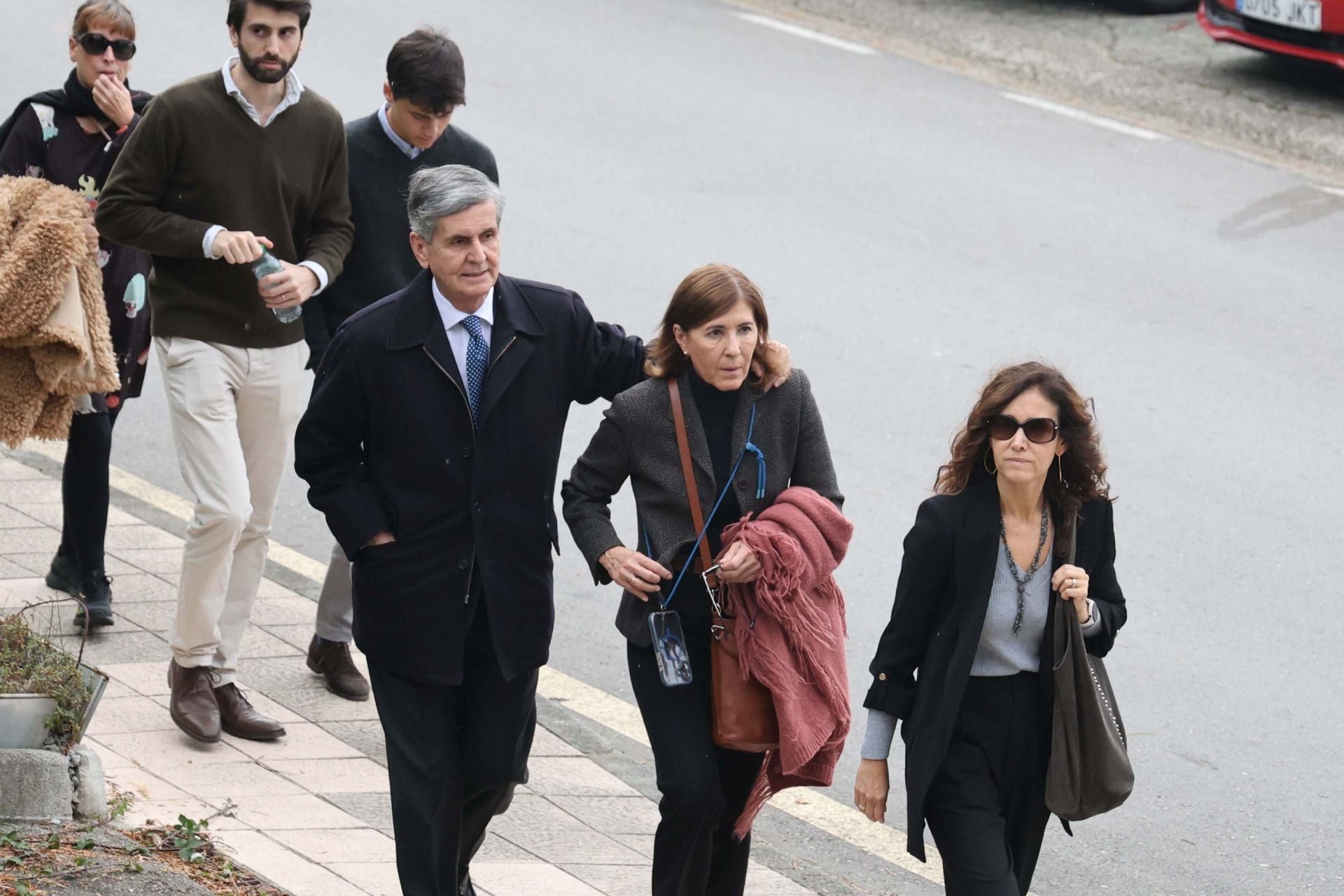 La iglesia de San Esteban en Muros del Nalón da su último adiós al magistrado Martín del Peso