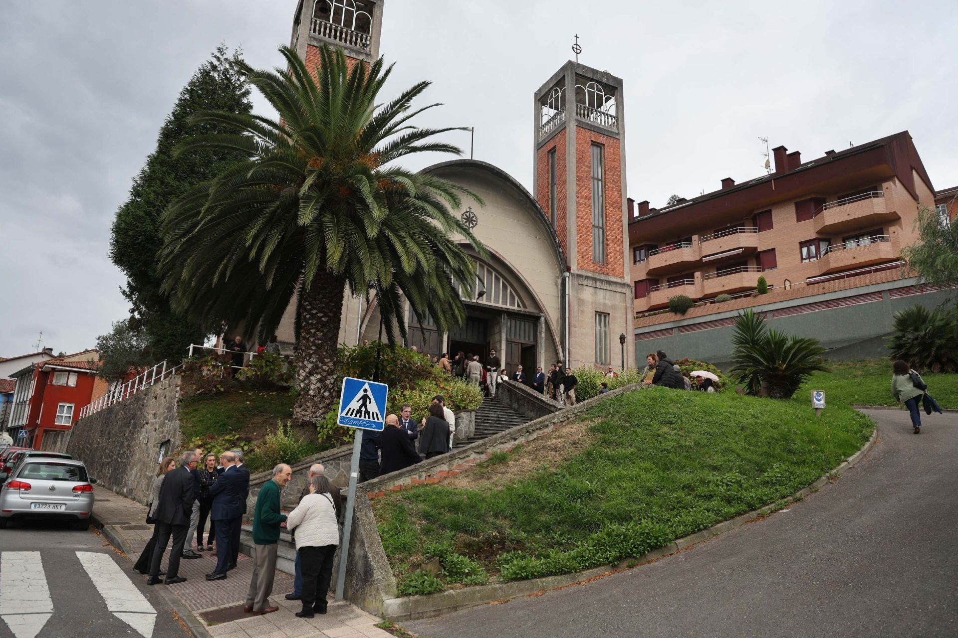 La iglesia de San Esteban en Muros del Nalón da su último adiós al magistrado Martín del Peso