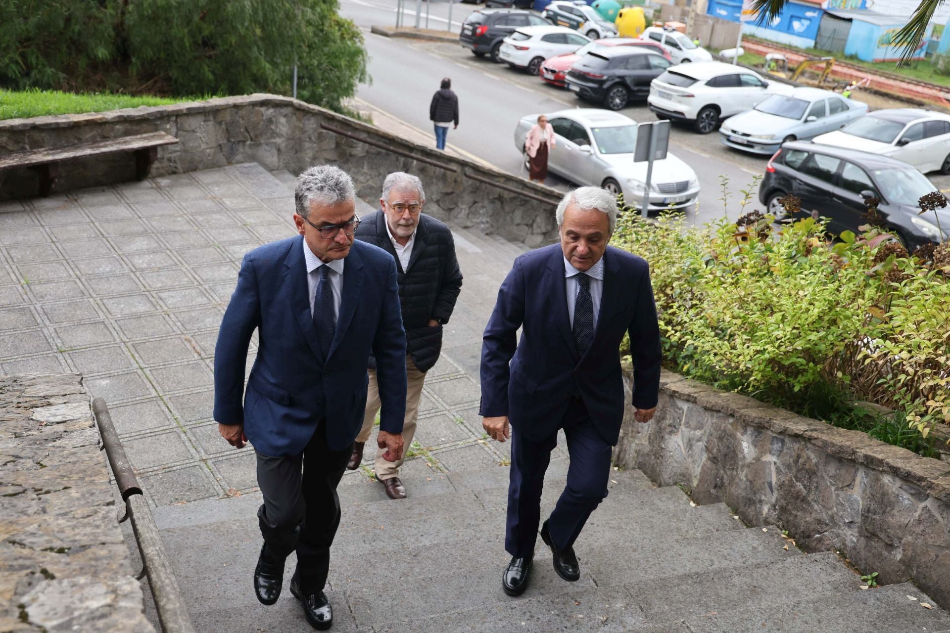 La iglesia de San Esteban en Muros del Nalón da su último adiós al magistrado Martín del Peso