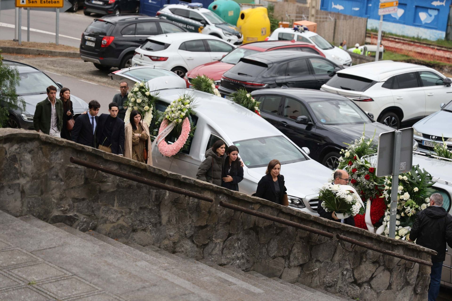 La iglesia de San Esteban en Muros del Nalón da su último adiós al magistrado Martín del Peso