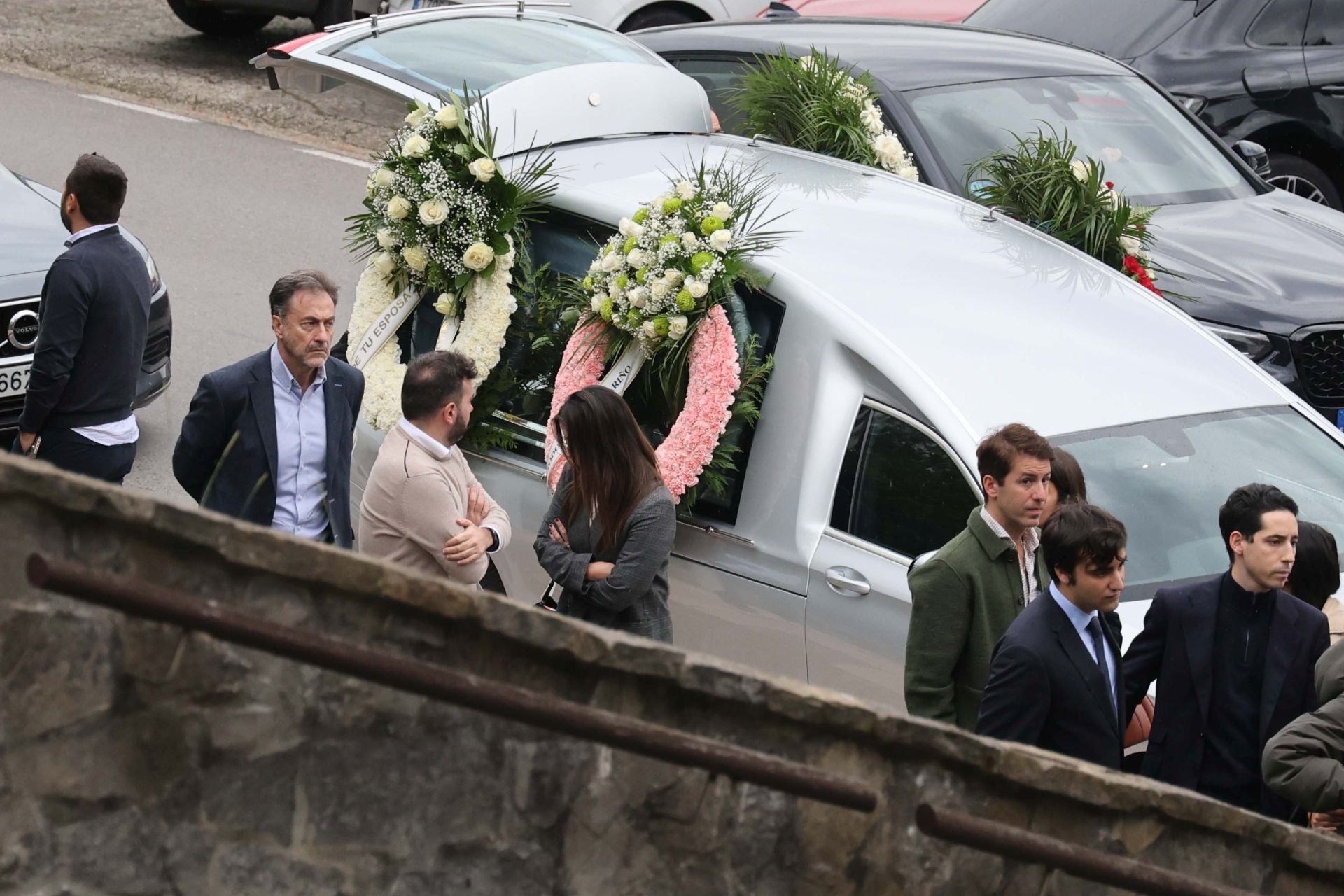 La iglesia de San Esteban en Muros del Nalón da su último adiós al magistrado Martín del Peso