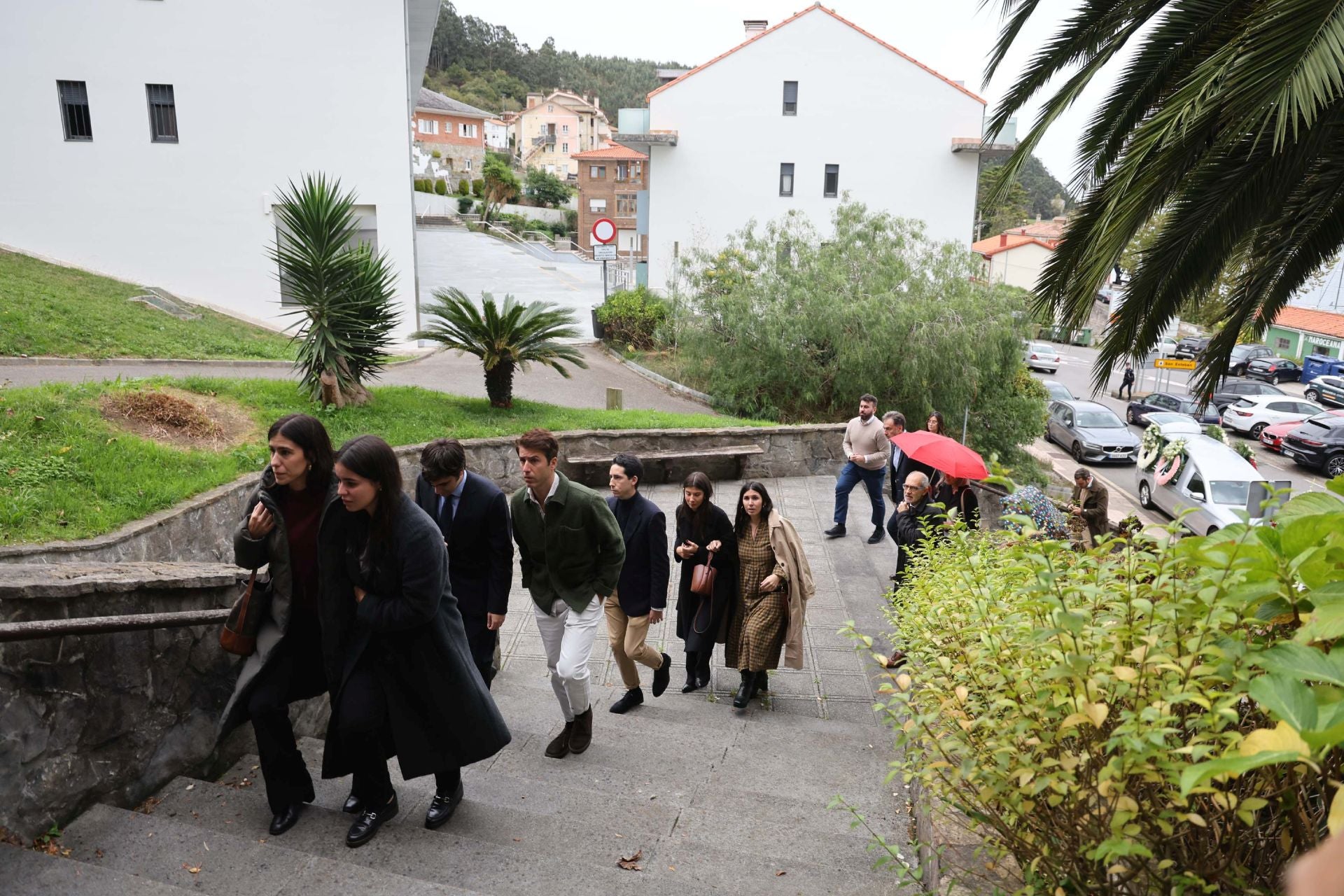 La iglesia de San Esteban en Muros del Nalón da su último adiós al magistrado Martín del Peso