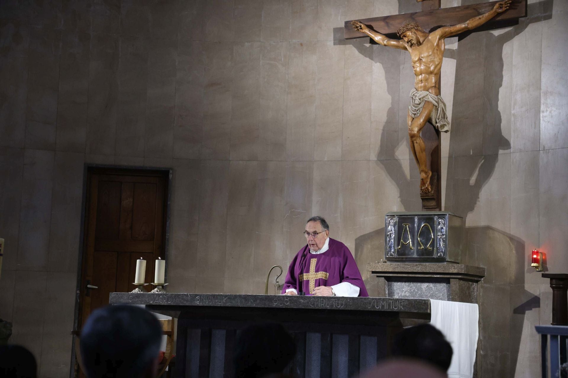 La iglesia de San Esteban en Muros del Nalón da su último adiós al magistrado Martín del Peso
