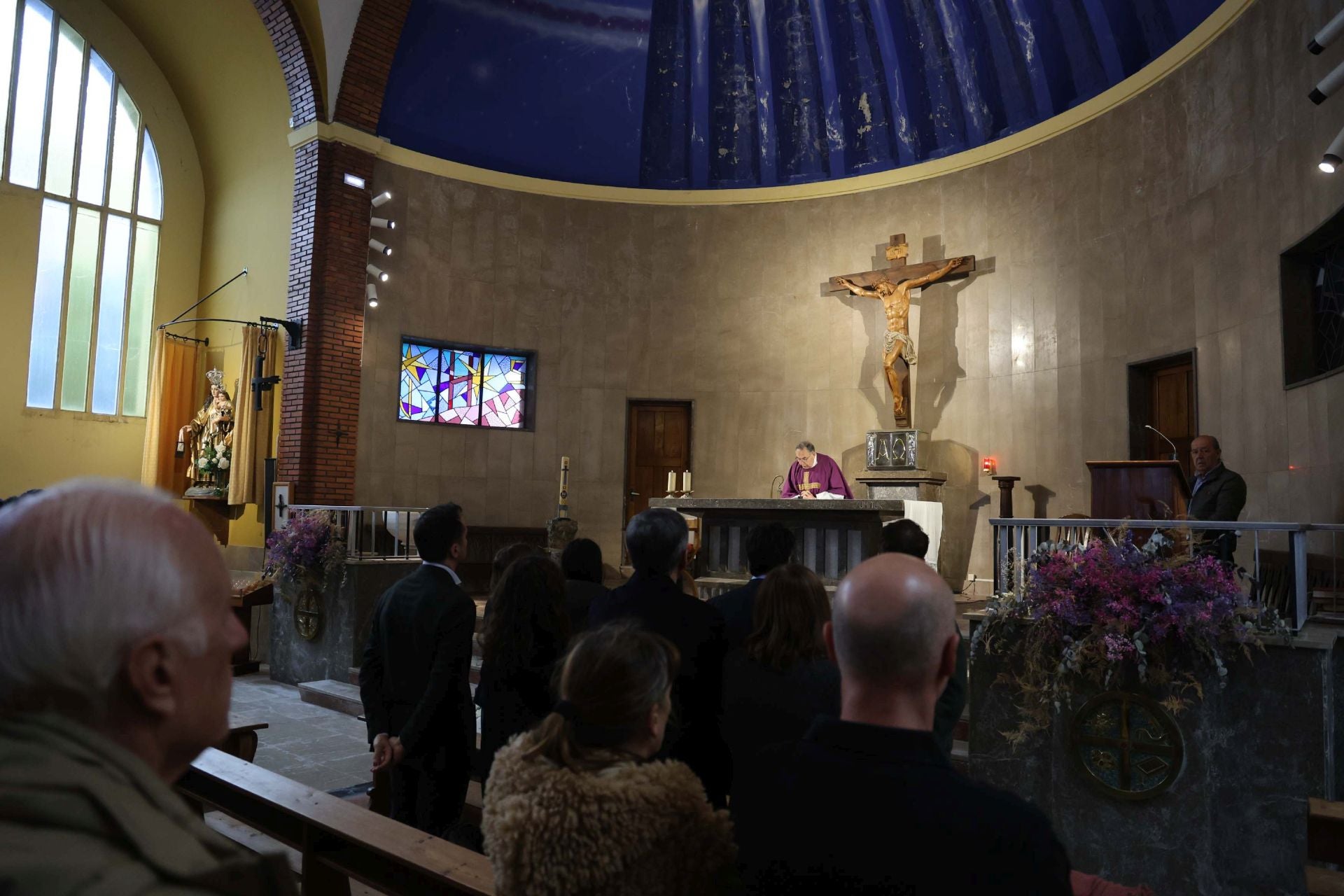 La iglesia de San Esteban en Muros del Nalón da su último adiós al magistrado Martín del Peso