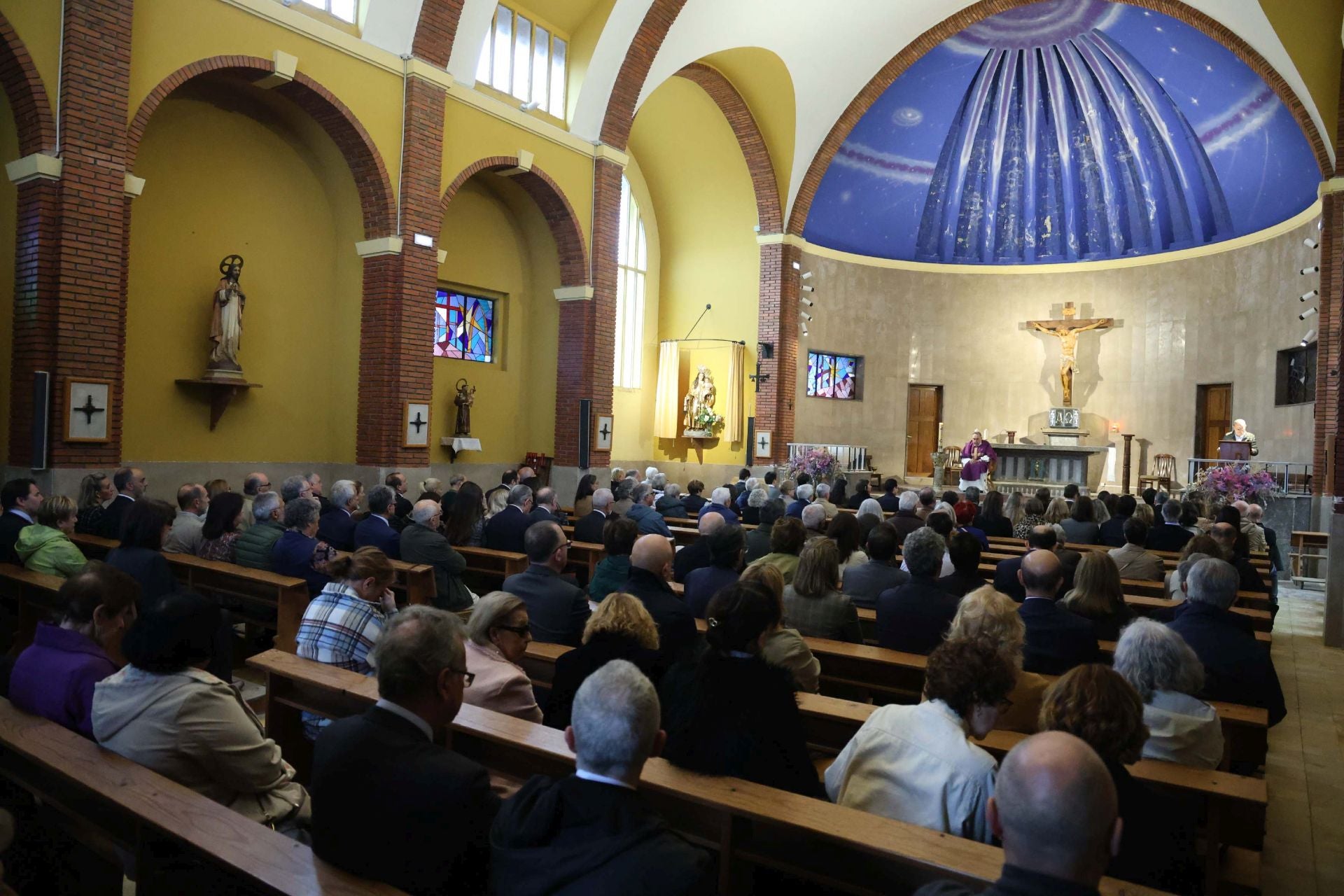 La iglesia de San Esteban en Muros del Nalón da su último adiós al magistrado Martín del Peso