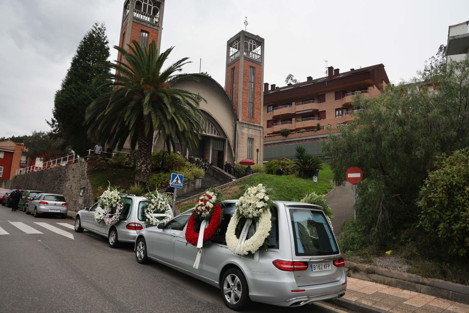 La iglesia de San Esteban en Muros del Nalón da su último adiós al magistrado Martín del Peso