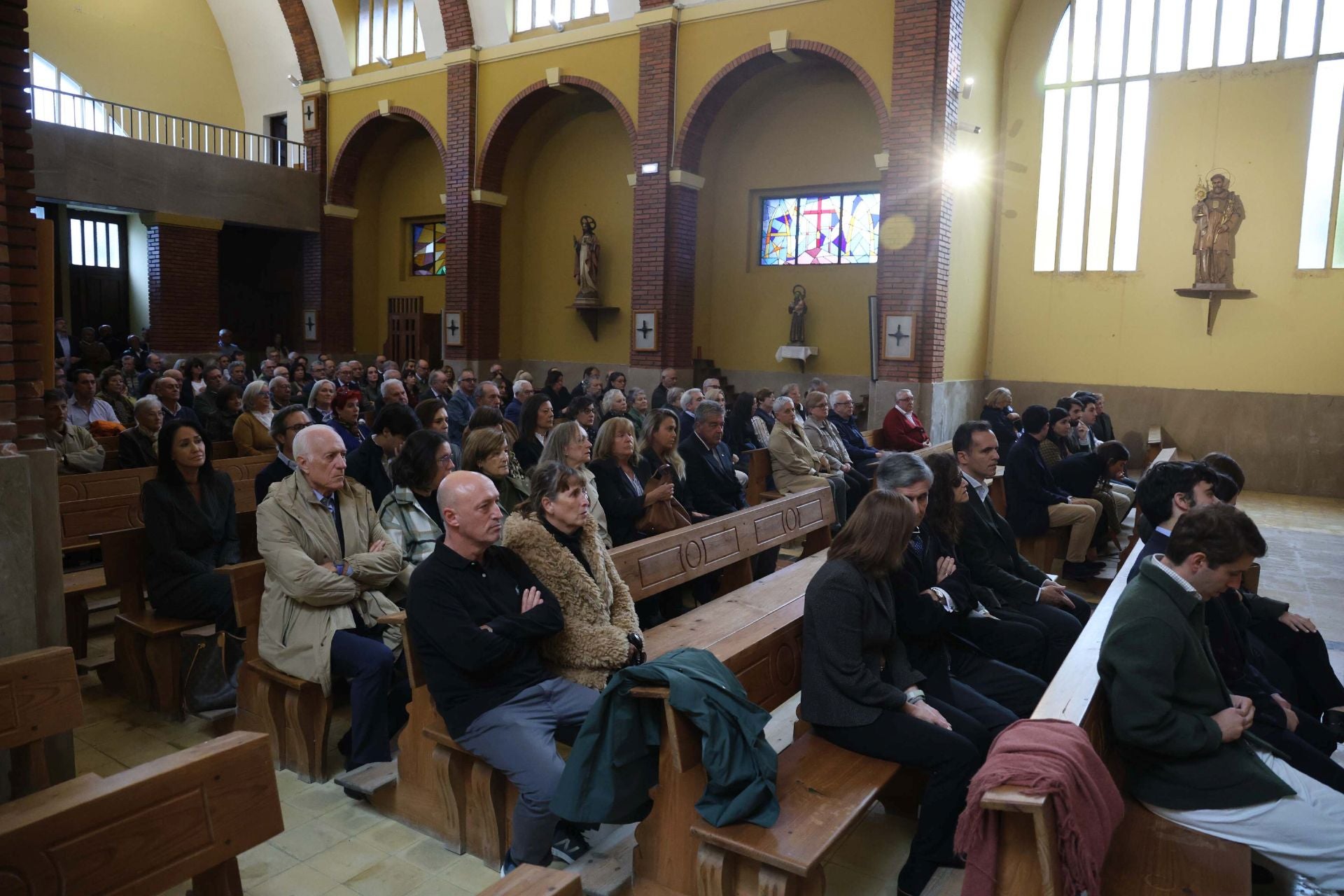 La iglesia de San Esteban en Muros del Nalón da su último adiós al magistrado Martín del Peso