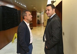 El consejero de Hacienda, Guillermo Peláez, conversa con el de Ordenación del Territorio, Ovidio Zapico (a la izquierda).