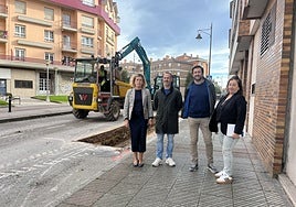 Mercedes Sainz, de la empresa adjudicataria; el alcalde, Ángel García; el aparejador municipal, Juan Freije, y la concejala de Vías Urbanas, Sonia Lago.