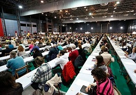 MIles de personas, en la convocatoria de plazas de celador del Sespa, el año pasado.
