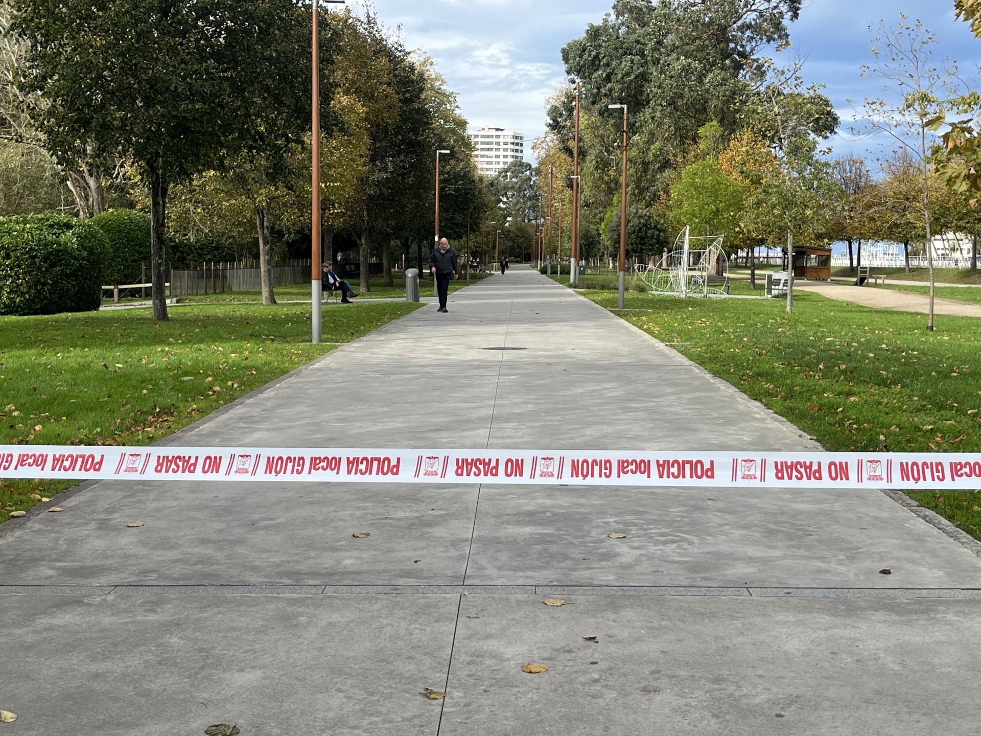 Los estragos del viento en Gijón, en imágenes