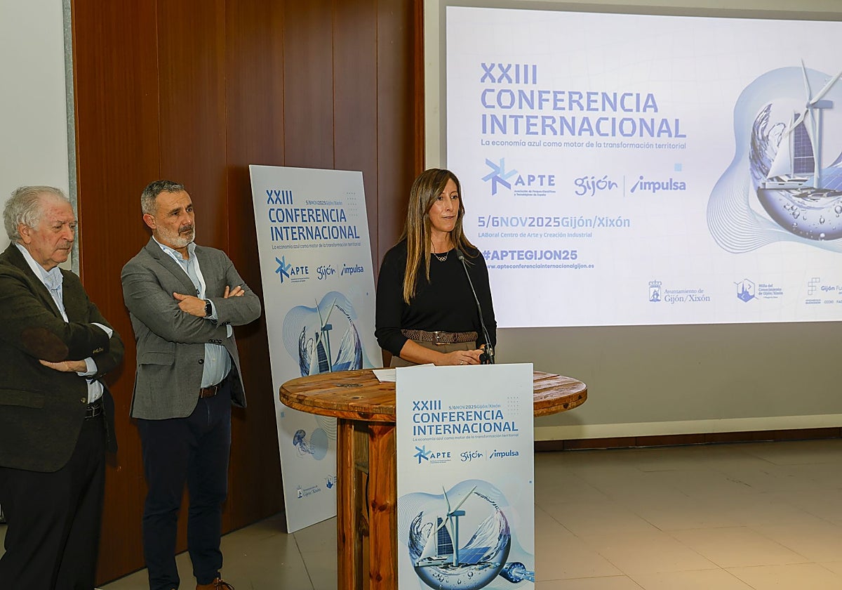 Felipe Romera, presidente de APTE;Luis Díez, director gerente de Gijón Impulsa, y la concejala de Economía, Empleo, turismo e Innovación, Ángela Pumariega, en la apertura de la primera jornada.