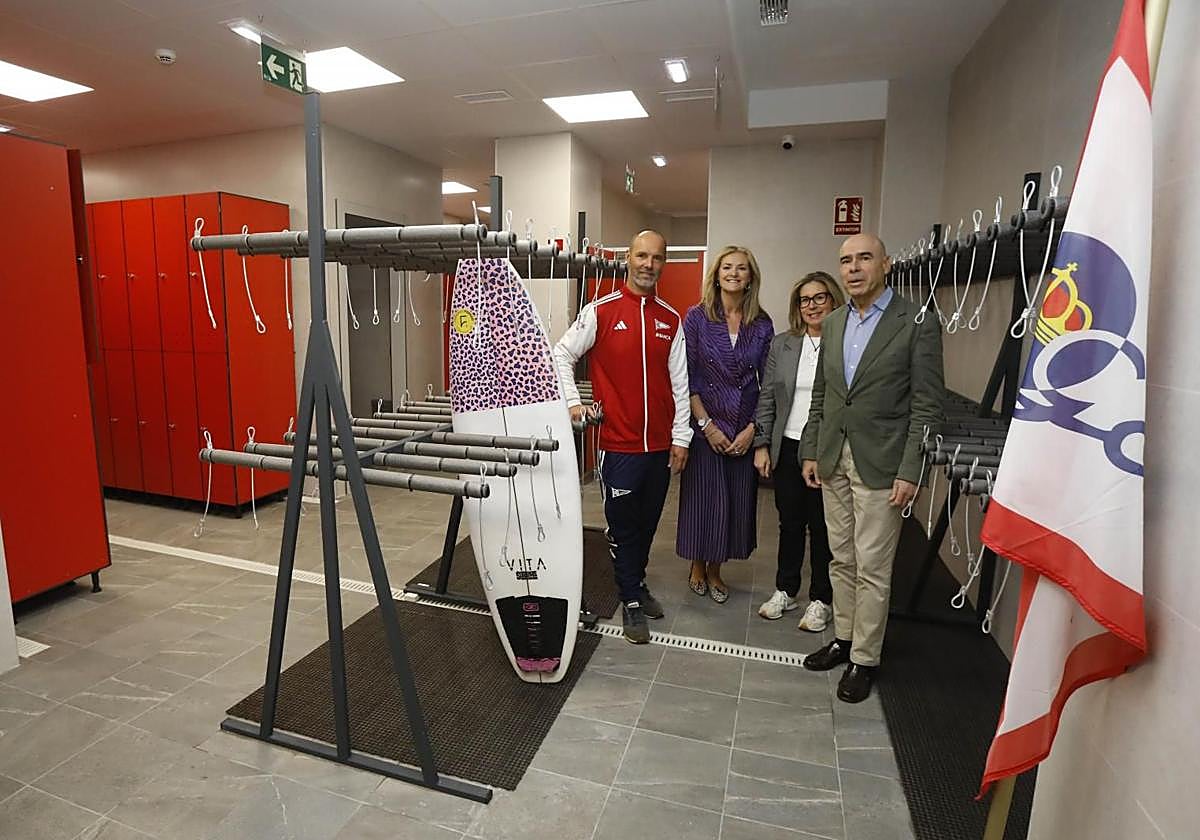 Fernando Ferrao, Nuria Pulgar, Elena Martín y Joaquín Miranda, en las nuevas instalaciones del Grupín dedicadas al surf.