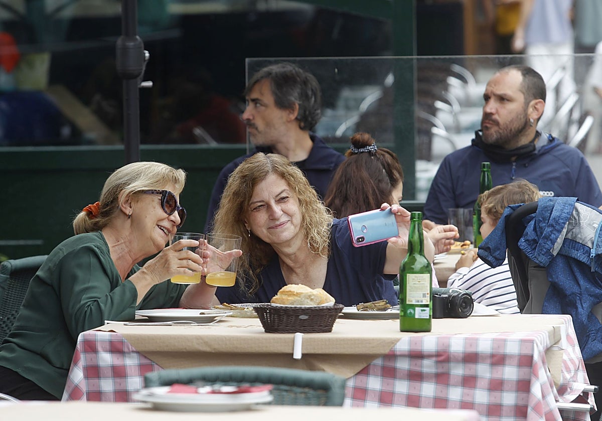 Turistas en el núcleo de Tazones, en Villaviciosa.