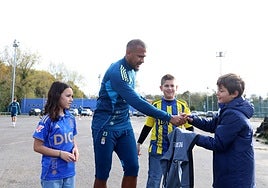 Rondón firma autógrafos a jóvenes aficionados que acudieron esta semana a ver un entrenamiento en El Requexón.