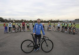 El seleccionador asturiano Santi Pérez, junto a algunas de las jóvenes promesas del ciclismo regional, en el velódromo de La Morgal, donde entrenan.