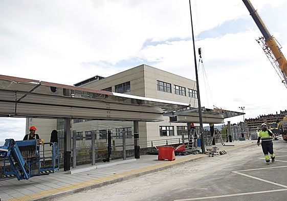 El montaje de una estructura del nuevo intercambiador de El Cristo.