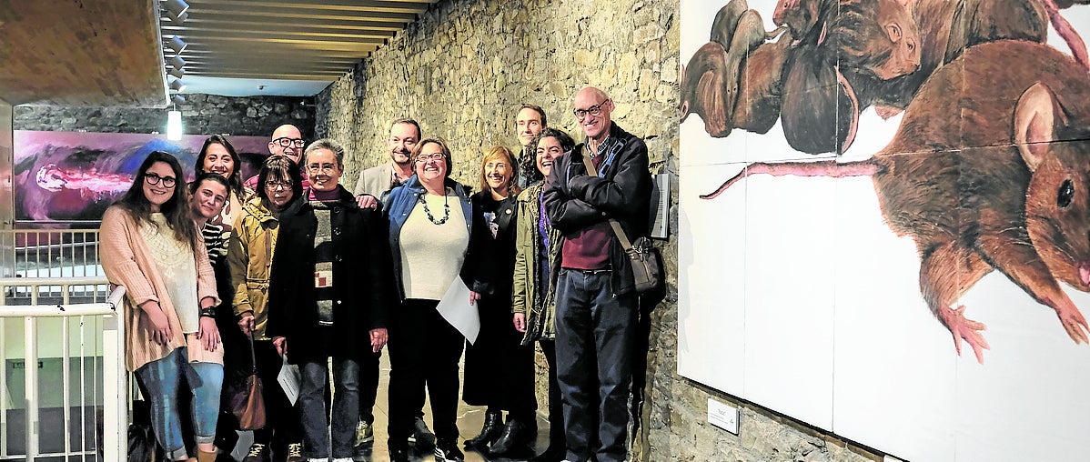 Vanesa, Eva, Ángel Quirós, Cecilia, Óscar, Montse, Amor, Mónica, Beti, Pedro, Lucía y Judith, de la Fundación Vinjoy, junto a Carlos Barral (director de Fiasco) y la edil mierense Nuria Ordóñez