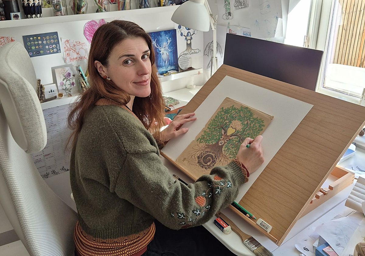 Lara del Rivero dibujando en su casa de Dublín.