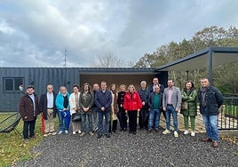 Marcelino Niño, en el centro de la imagen junto a representantes de los concejos de la Montaña Central.