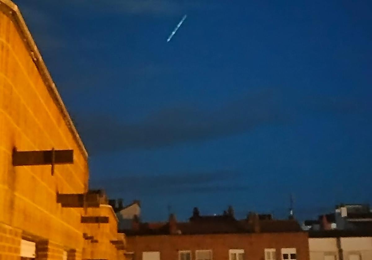 Vista un tanto difusa de la estela luminosa desde el barrio de Laviada, en Gijón.