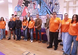 Carla Delgado (en el centro), presidenta de Abierto Hasta el Amanecer, y Rui Pinto (tercero por la derecha), su sustituto, con parte del equipo y representantes municipales en la presentación de la 34 edición del programa de ocio nocturno en Gijón.