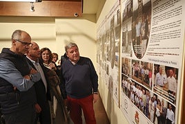 Román Antonio Álvaez explica los paneles sobre el hermanamiento colgados en la sala de conferencias del Palacio de Valdecarzana.