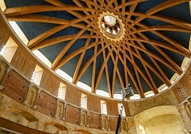 La cúpula de la iglesia de la Laboral se encuentra en la última fase de su reforma, que se espera que finalice en las próximas semanas.