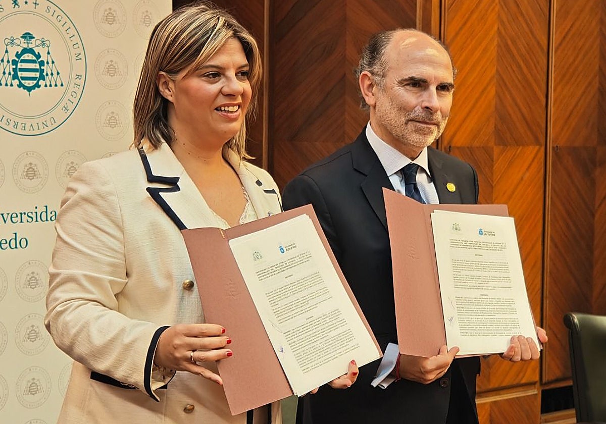 Gimena Llamedo e Ignacio Villaverde en la firma del convenio entre el Principado y la Universidad.
